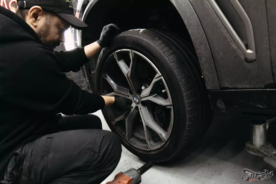 Фирменный шиномонтаж с адаптацией и балансировкой на стендах Hunter для BMW X5